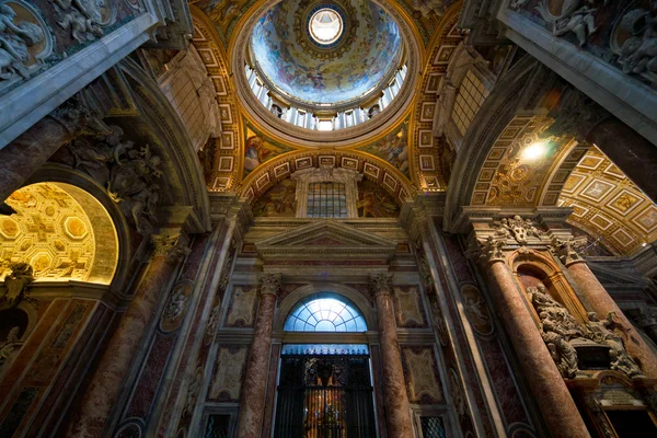 Interiören i st. peters basilikan, Rom, Italien — Stockfoto