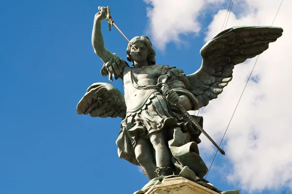 Saint michael standbeeld op bovenkant van castel sant'angelo, rome — Stockfoto