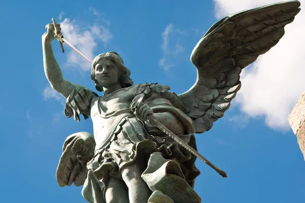 Svatý michael socha v horní části castel sant'angelo, Řím — Stock fotografie