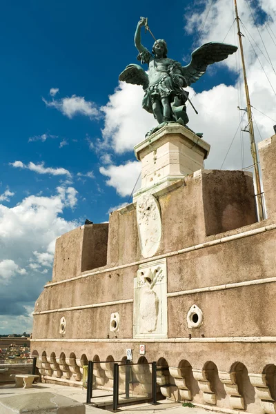 Statue de Saint Michel au sommet du Château Sant'Angelo, Rome — Photo