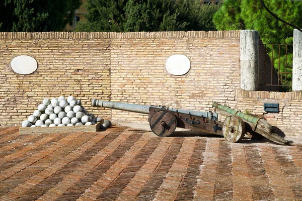 Canhões medievais na torre de Castel Sant 'Angelo, Roma — Fotografia de Stock