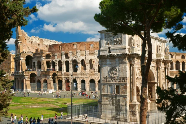 Boog van Constantijn en het colosseum in rome — Stockfoto