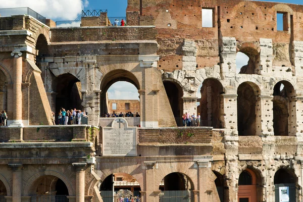 Turisté navštíví Kolosea, Řím — Stock fotografie