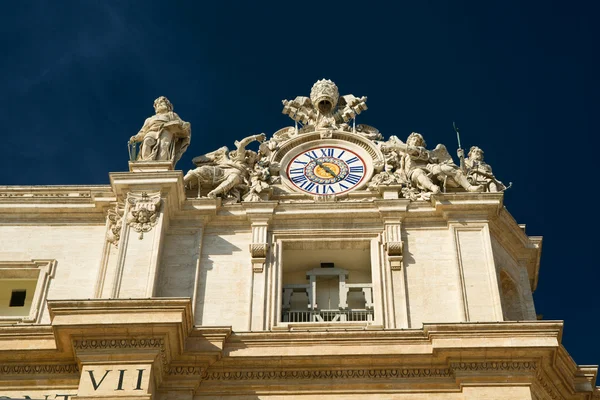 Orologio in cima alla Basilica di San Pietro in Vaticano, Roma — Foto Stock