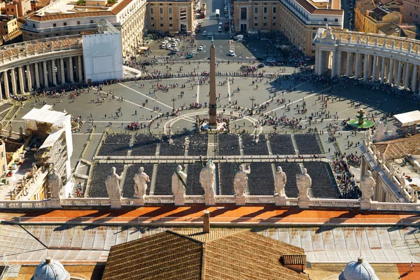 Syn på st peter's square från kupolen i Peterskyrkan i Rom — Stockfoto