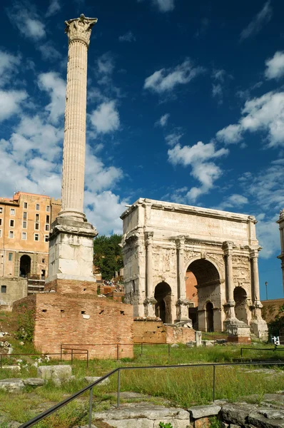 古董拱的皇帝 septimius 西弗勒斯在罗马 — 图库照片