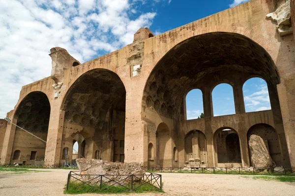 Die basilika maxentius und Konstantin in rom — Stockfoto