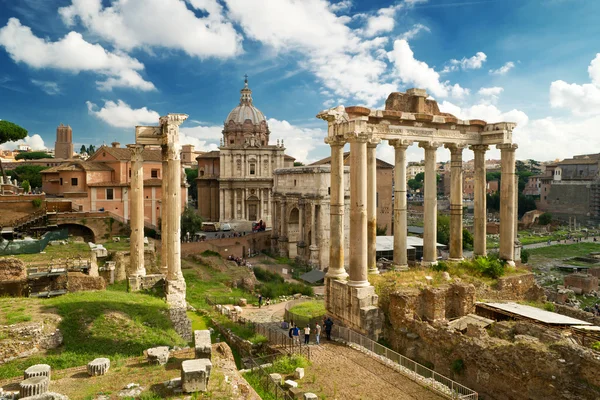 Uitzicht op het Romeinse forum in Rome, Italië — Stockfoto