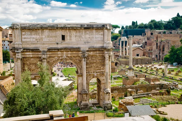 Łuk cesarza Septymiusza sewera i rzymskie forum w Rzymie — Zdjęcie stockowe