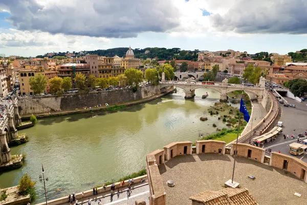 Vue sur le paysage urbain de Rome, le Tibre — Photo