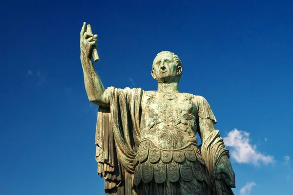 Estatua de bronce del emperador Nerva en Roma — Foto de Stock