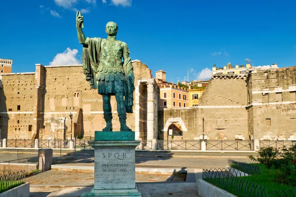 Statua in bronzo dell'imperatore Nerva a Roma — Foto Stock