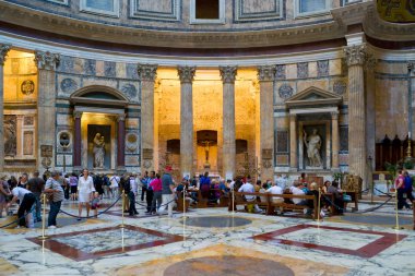 2 Ekim 2012 İtalya Roma'da pantheon turist ziyaret
