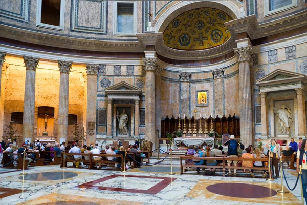 I turisti visitano l'altare maggiore del Pantheon, Roma, Italia — Foto Stock