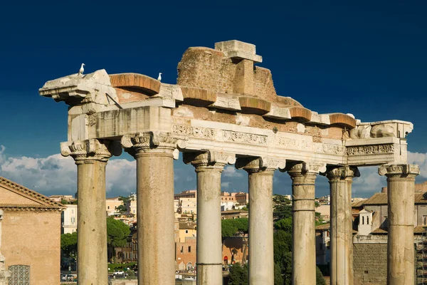 Columns of the temple of Saturn in Rome — Stock Photo, Image