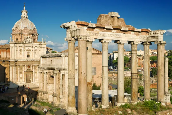 Les colonnes du Temple de Saturne, Rome — Photo