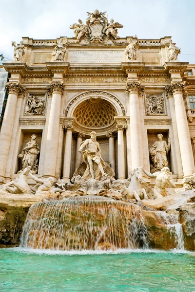 A famosa fonte trevi em roma, itália — Fotografia de Stock