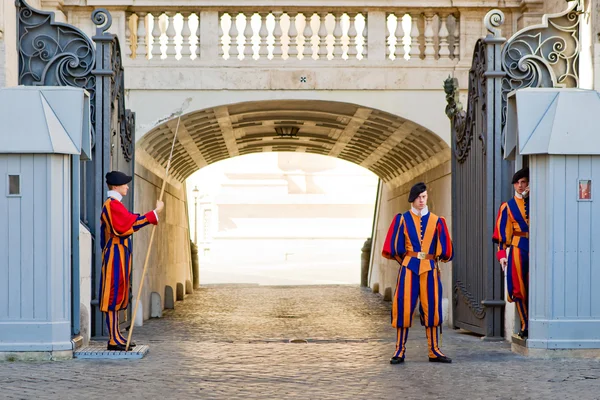 Beroemde Zwitserse Garde bewaken de ingang van de Vaticaanse stad — Stockfoto