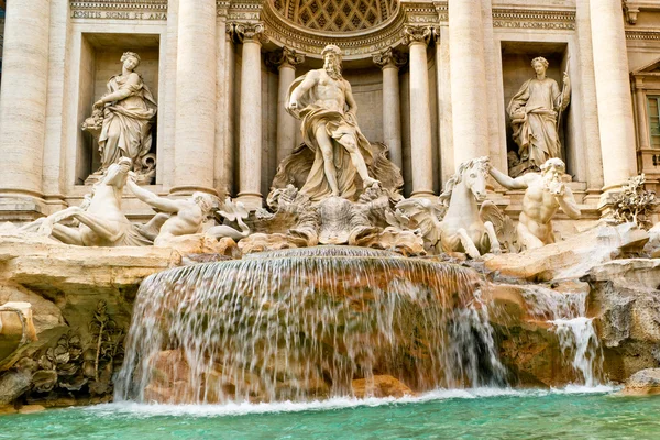 La famosa fuente de trevi en roma, italia — Foto de Stock