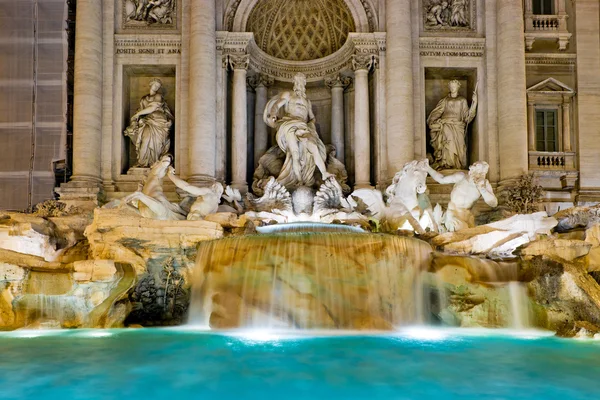 La célèbre fontaine de Trevi la nuit, Rome, Italie — Photo