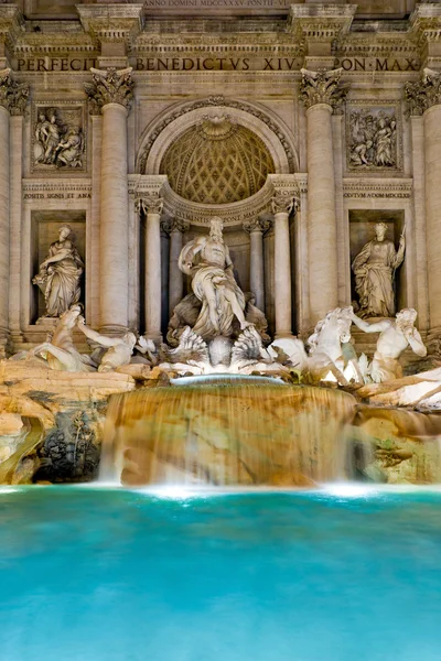 A Famosa Fonte de Trevi à noite, Roma, Itália — Fotografia de Stock