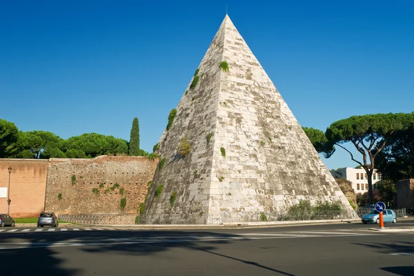 Piramida antică a lui Cestius din Roma — Fotografie, imagine de stoc