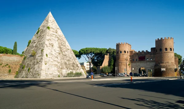 Piramide van cestius en de porta san paolo (rome) — Stockfoto