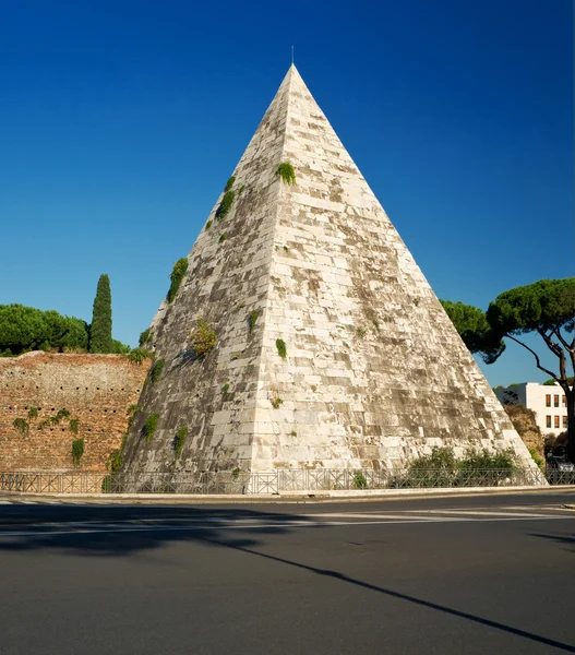 L'antica Piramide di Cestio a Roma — Foto Stock