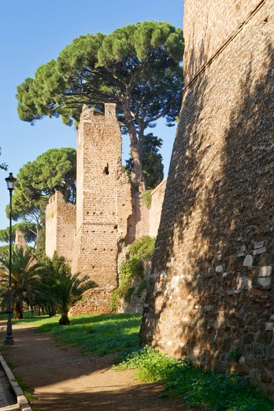 Las antiguas murallas aurelianas de Roma — Foto de Stock