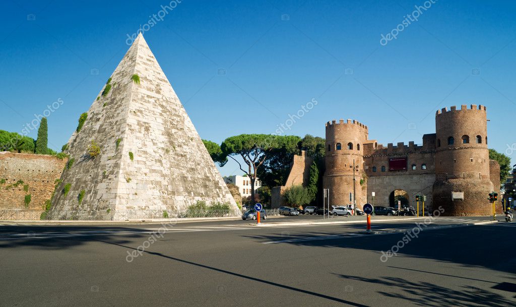 Pirámide de Cestius y la Porta San Paolo, Roma: fotografía de stock ...