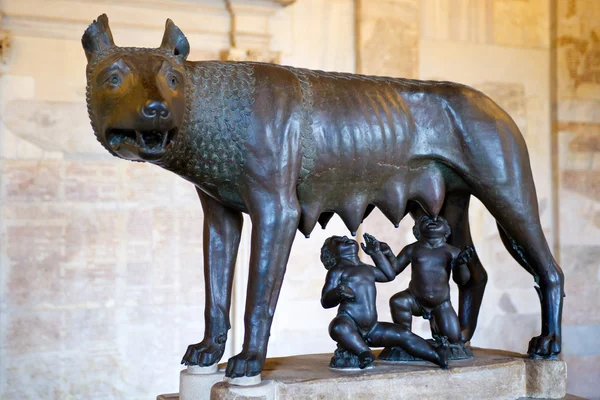 Famosa statua del lupo capitolino a Roma — Foto Stock