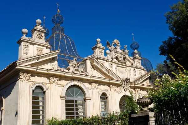 Kaunis rakennus Villa Borghese Roomassa — kuvapankkivalokuva