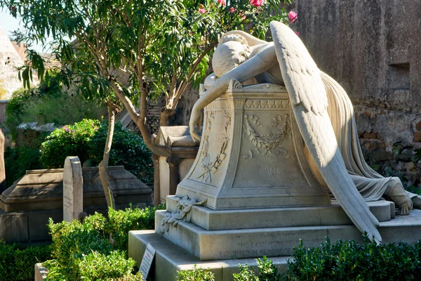 Tomb in the non-Catholic cemetery in Rome — Stock Photo, Image