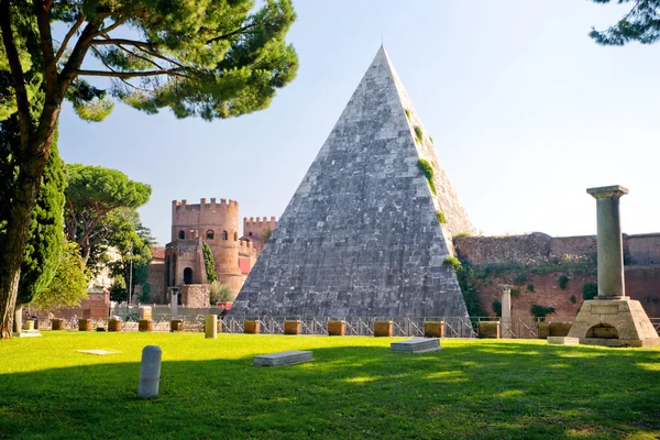 Starobylé pyramida Cestiova, pohled od hřbitova, Řím — Stock fotografie