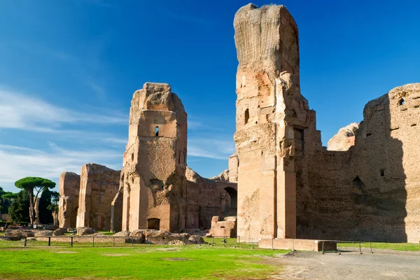 ซากปรักหักพังของ Baths of Caracalla ในกรุงโรม — ภาพถ่ายสต็อก