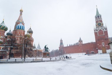 St basil Tapınağı ve işçinin Kulesi kremlin kar fırtınası sırasında