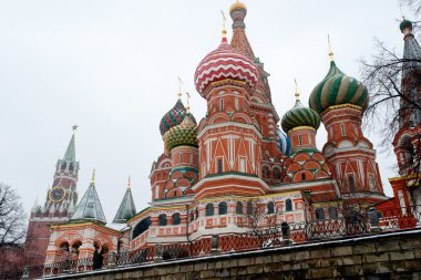 St basil Tapınağı ve işçinin Kulesi kremlin kar yağışı sırasında