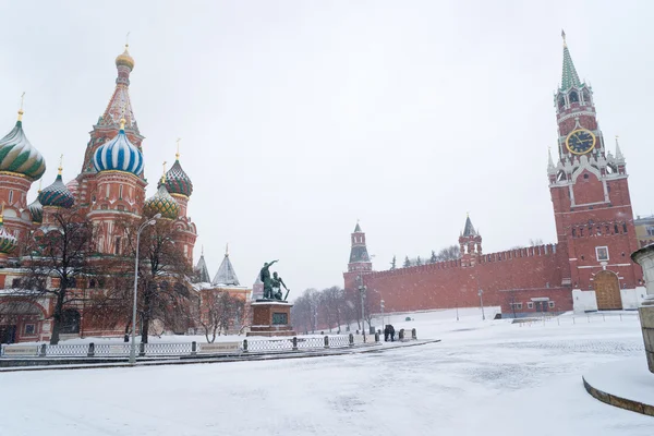 Temple St Basil et Tour Spasskaya du Kremlin pendant la tempête de neige — Photo