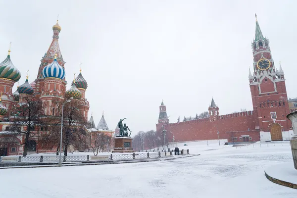 St basil Tapınağı ve işçinin Kulesi kremlin kar fırtınası sırasında