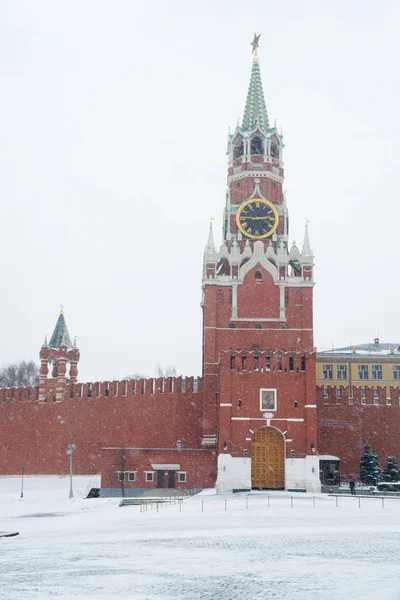 在雪灾期间在莫斯科克里姆林宫的斯帕斯卡亚塔 — 图库照片
