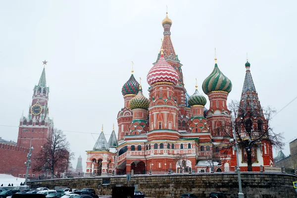 Храм Василия Блаженного и Спасская башня Кремля во время снегопада — стоковое фото