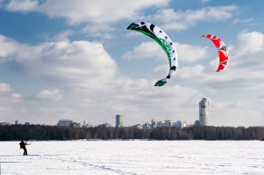 donmuş bir gölün üzerinde Kiteboarding