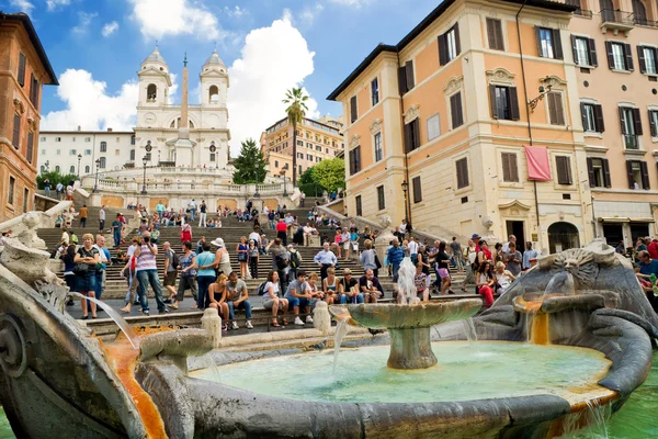 De Spaanse trappen, gezien vanaf de piazza di spagna met fontein fontana della barcaccia omstreeks oktober 2012, rome. — Stockfoto