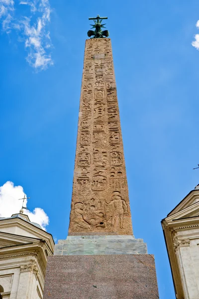 Egyptian obelisk at the top of the Spanish steps, Rome — Stock Photo, Image