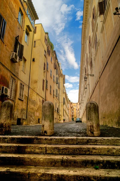 Calle estrecha de la arquitectura medieval en Roma —  Fotos de Stock