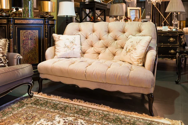 Sofá clássico em uma loja de móveis — Fotografia de Stock