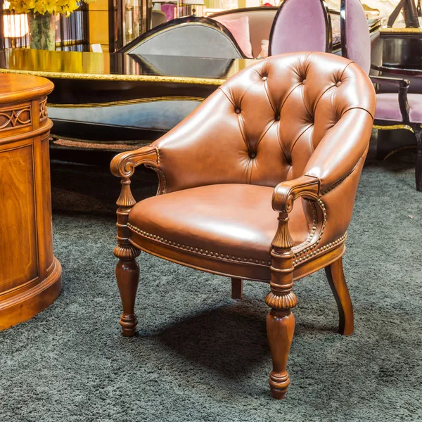 Chaise classique dans un magasin de meubles — Photo