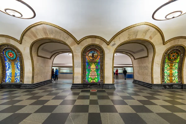 A estação de metro Novoslobodskaya em Moscou, Rússia — Fotografia de Stock