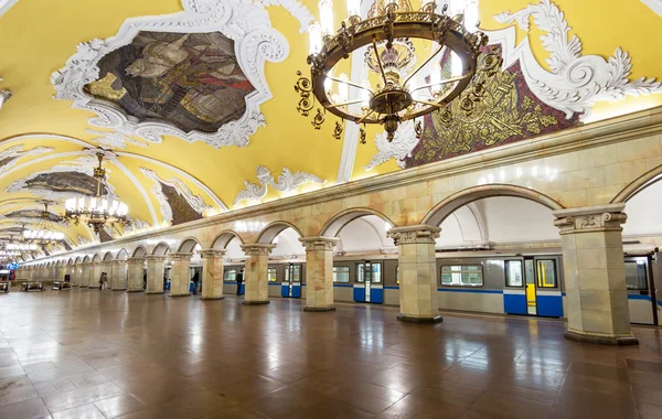 モスクワ、ロシアで地下鉄駅コムソモーリスカヤ駅 — ストック写真