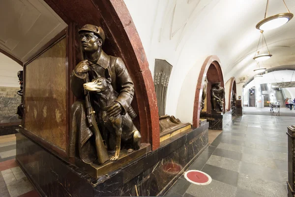 A estação de metro Ploschad Revolyutsii em Moscovo, Rússia — Fotografia de Stock